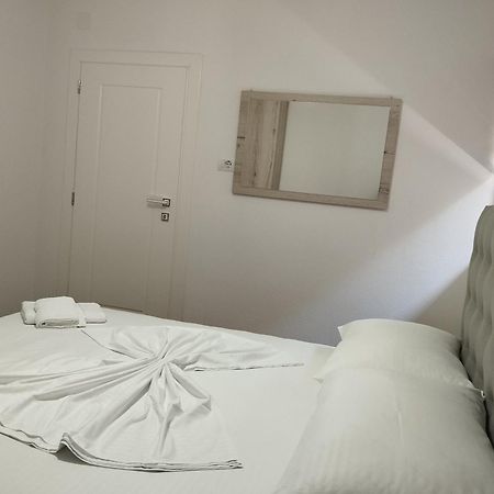 Erteo Guest House Pogradec Bagian luar foto