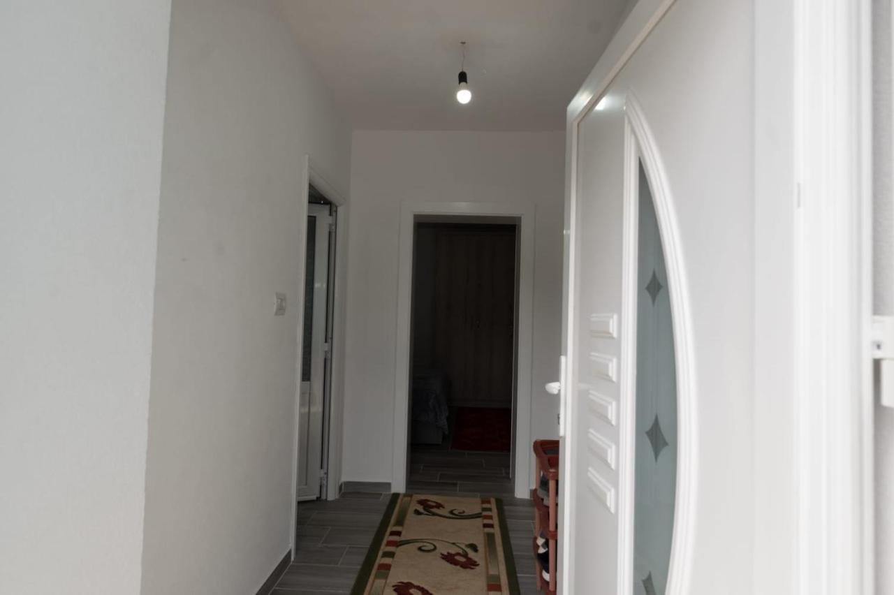Erteo Guest House Pogradec Bagian luar foto