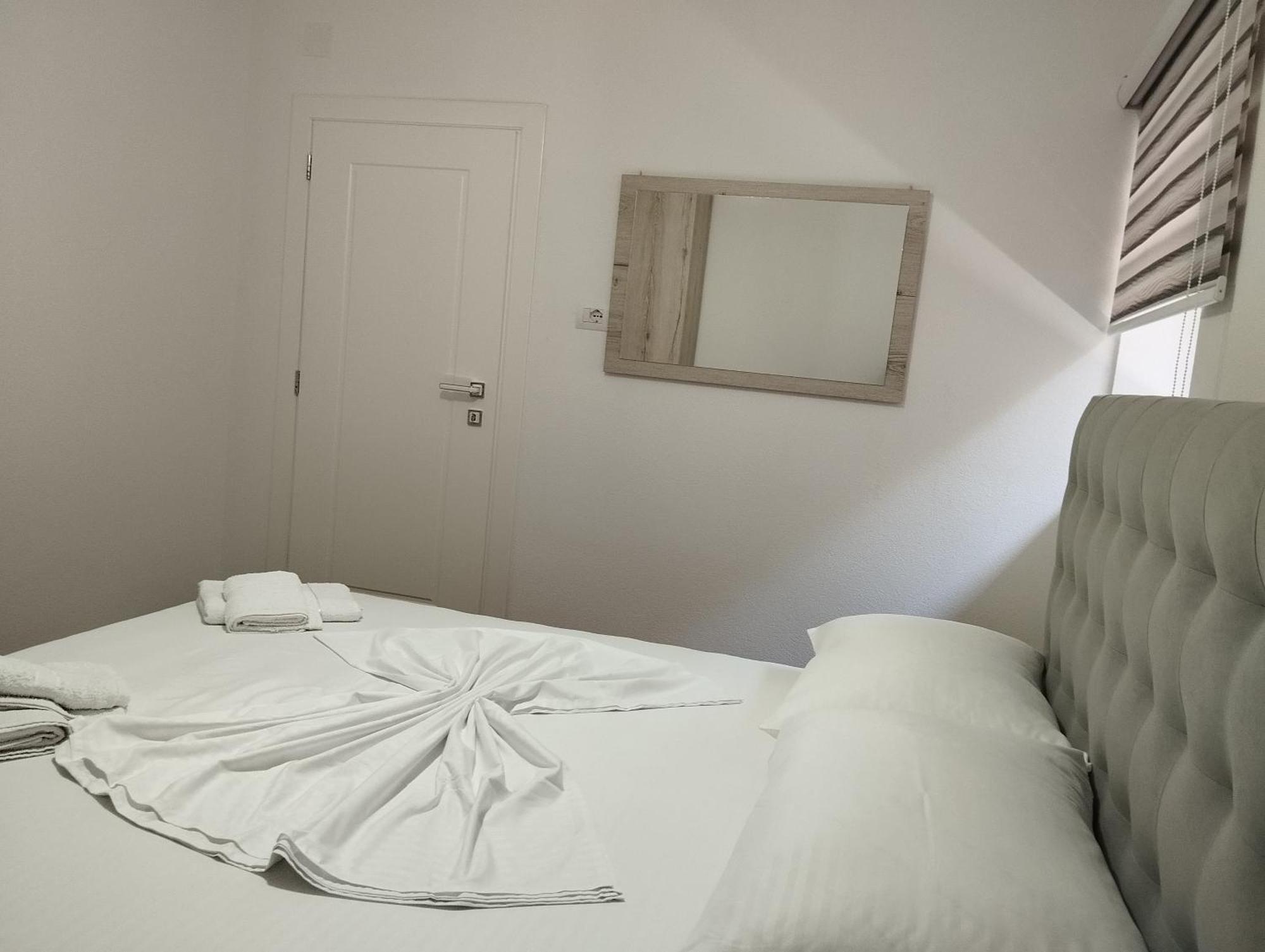 Erteo Guest House Pogradec Bagian luar foto