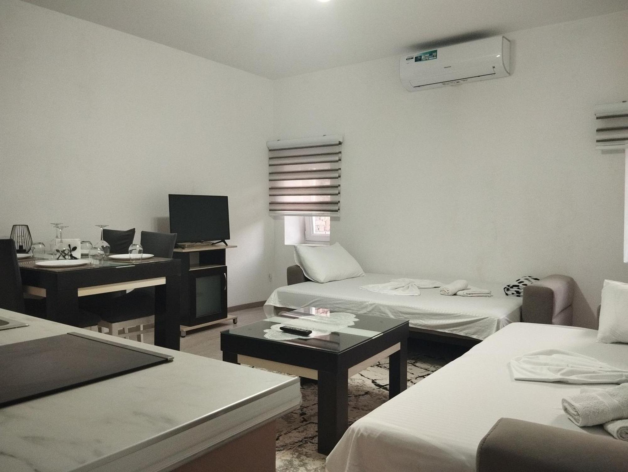 Erteo Guest House Pogradec Bagian luar foto